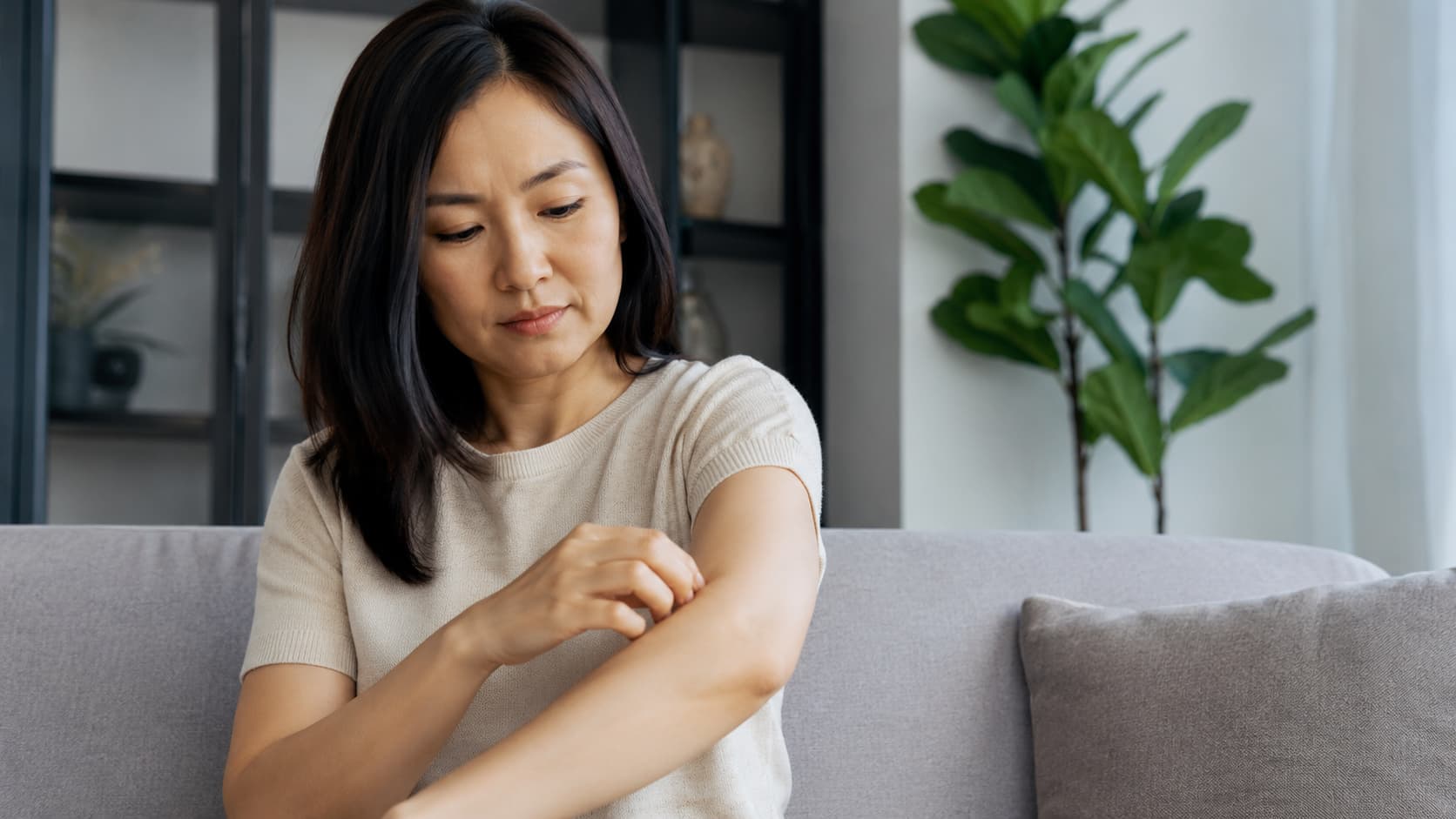 Démangeaisons cutanées liées à la périménopause : causes, symptômes et solutions 